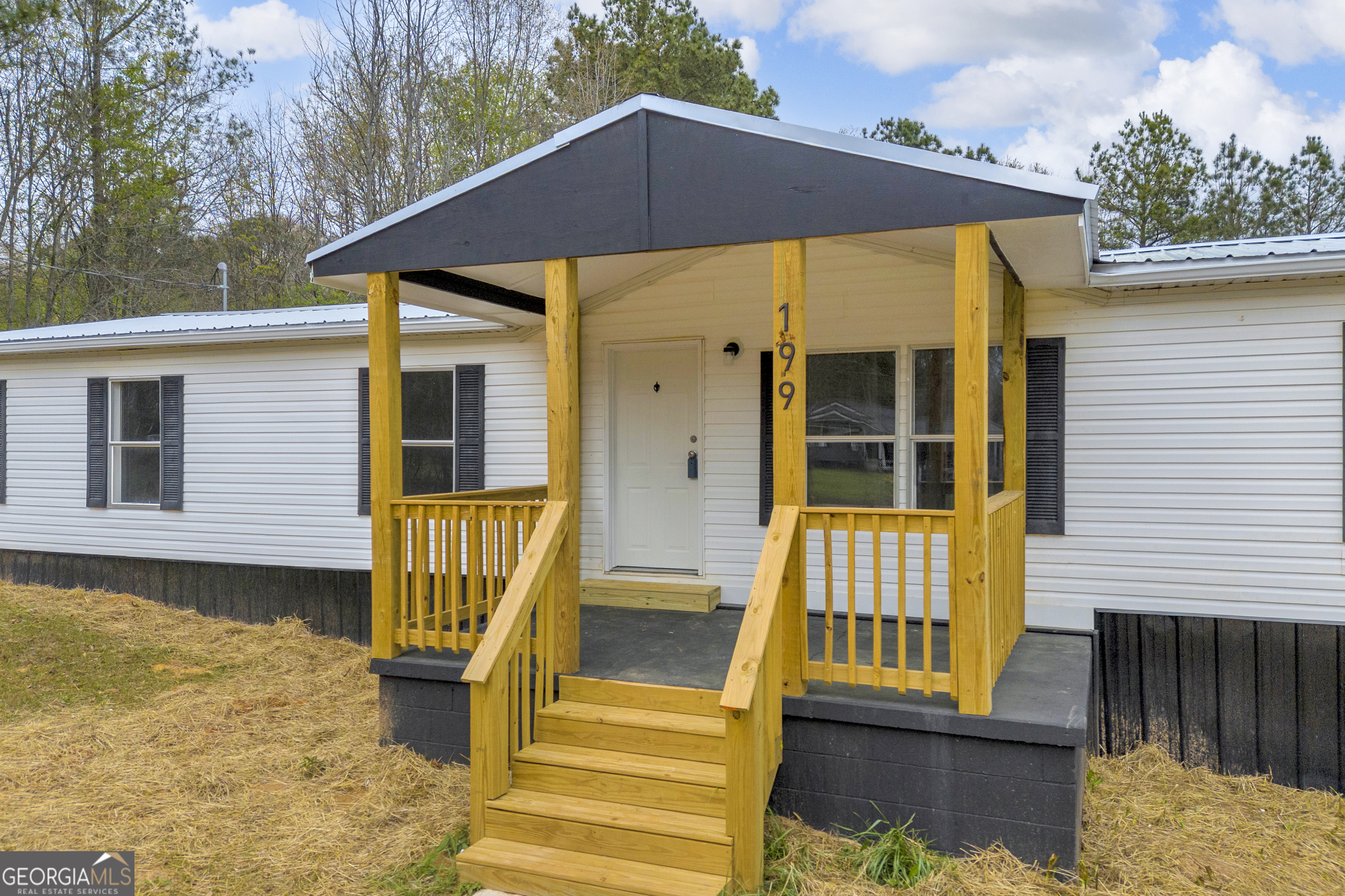 199 Alberta Drive Colbert, GA 30628 - Photo 6 of 39 a front view of a house with a yard
