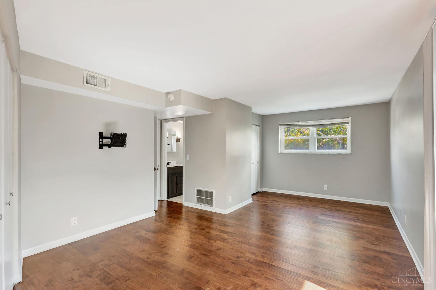 2270 Madison Road, Unit 3C Cincinnati, OH 45208 - Photo 21 of 32 Primary Bedroom with En Suite