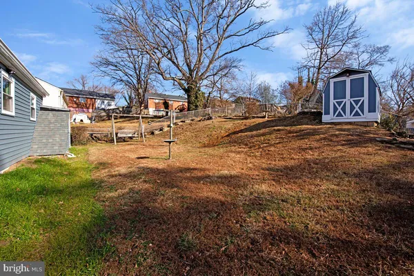 a view of a yard with a house