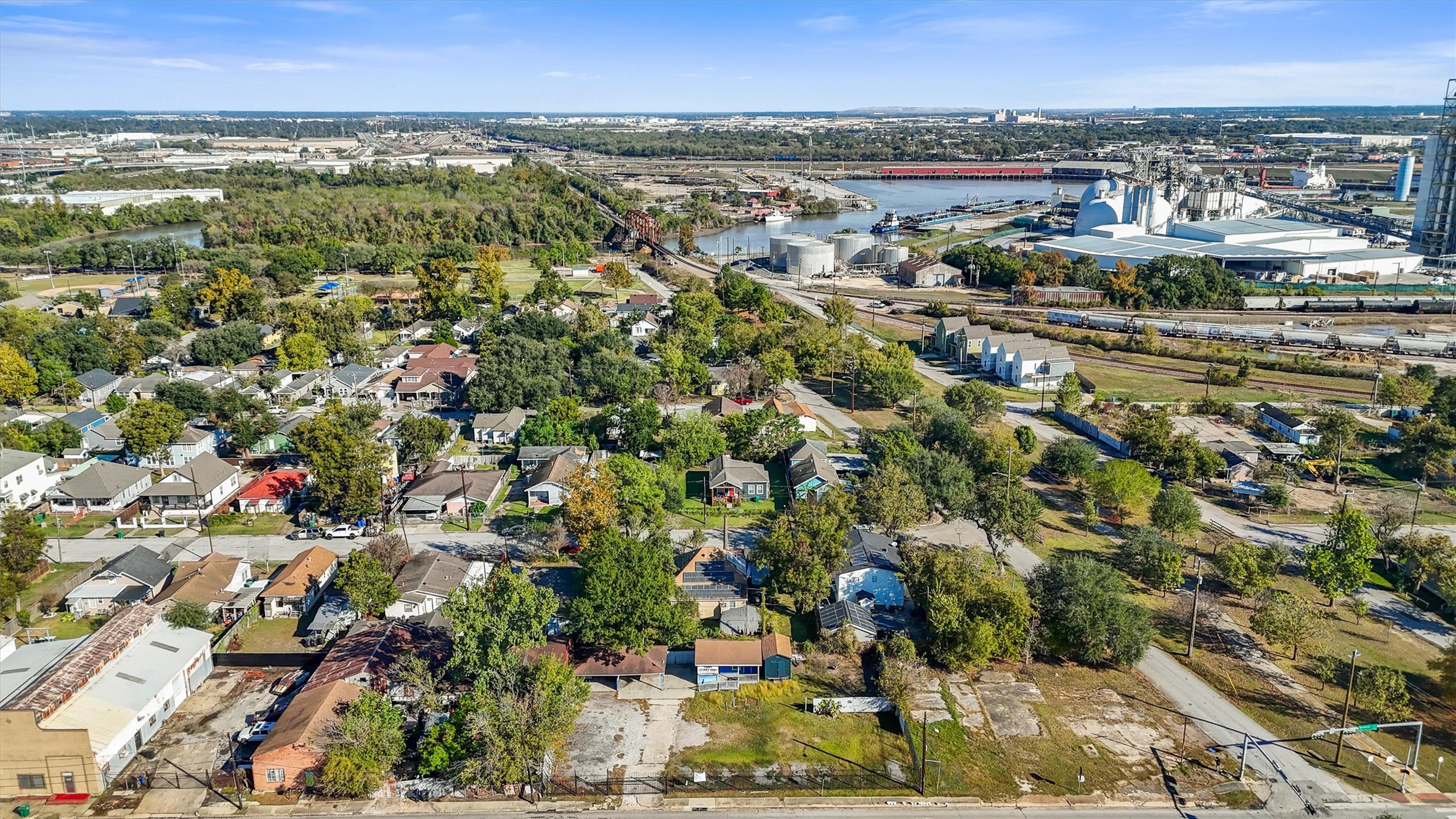 7137 Navigation Boulevard Houston, TX 77011 - Photo 9 of 13 a view of a city