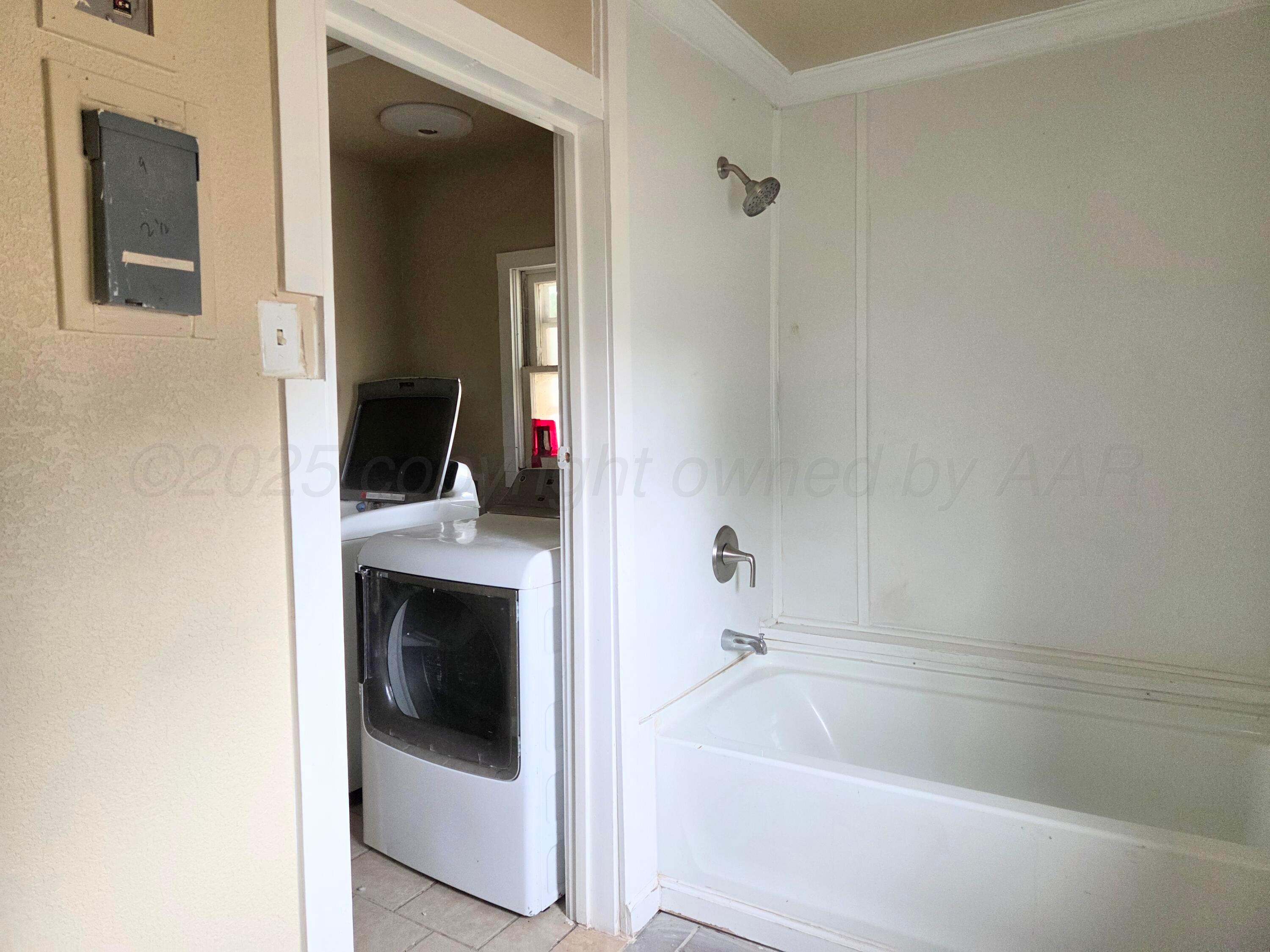 231 Main Street Quitaque, TX 79255 - Photo 9 of 23 Primary Bathroom