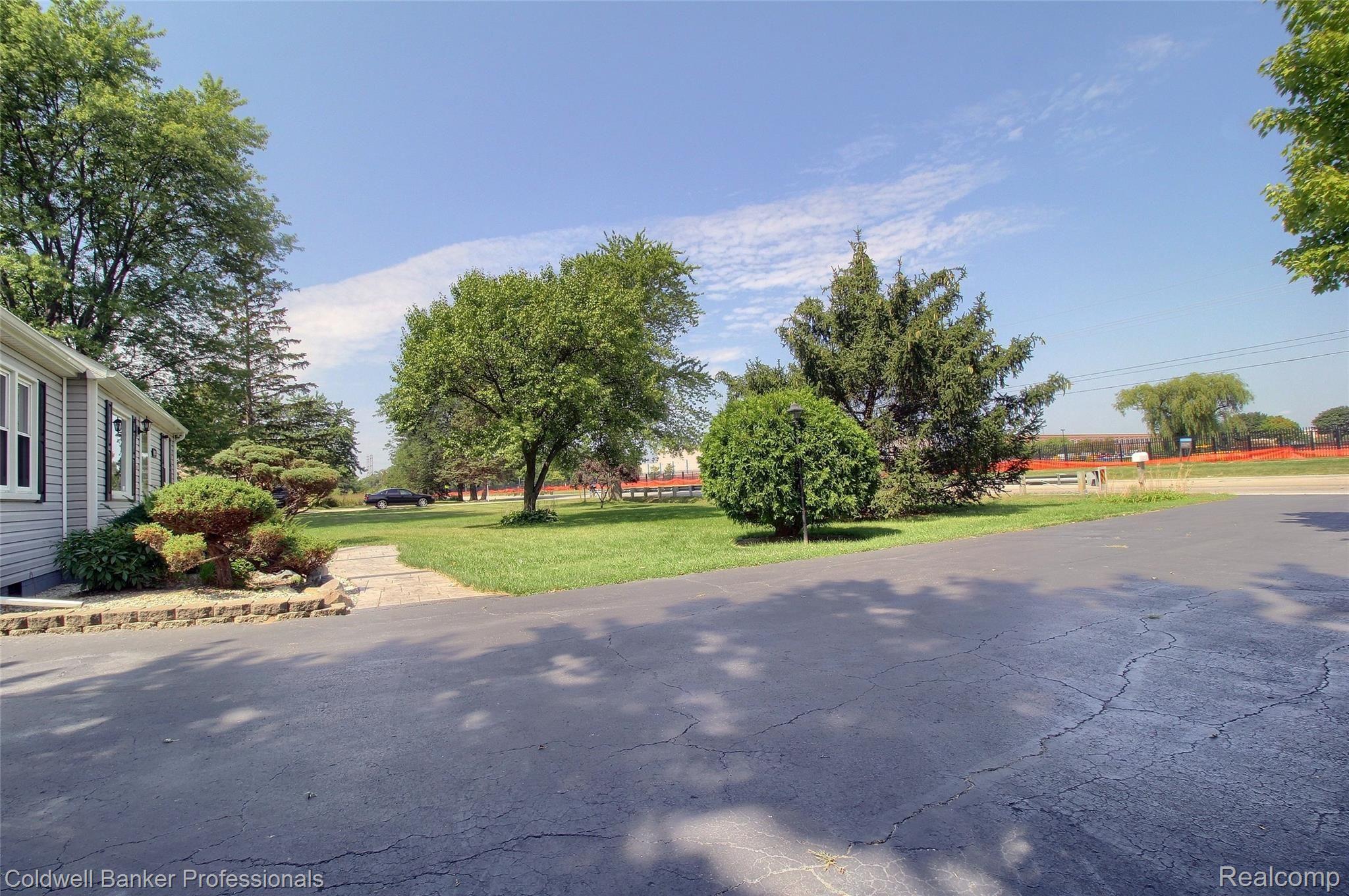 41495 Tyler Road Belleville, MI 48111 - Photo 4 of 32 4-Front-Yard.jpg
