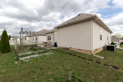 a view of a backyard