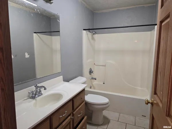$205,000 | 70 Banyan Drive, Canton, IL 61520