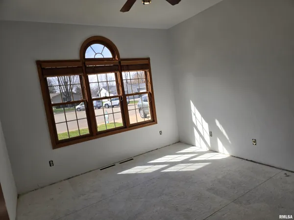 $205,000 | 70 Banyan Drive, Canton, IL 61520