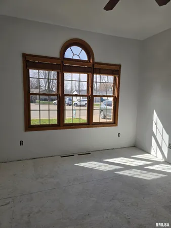 $205,000 | 70 Banyan Drive, Canton, IL 61520