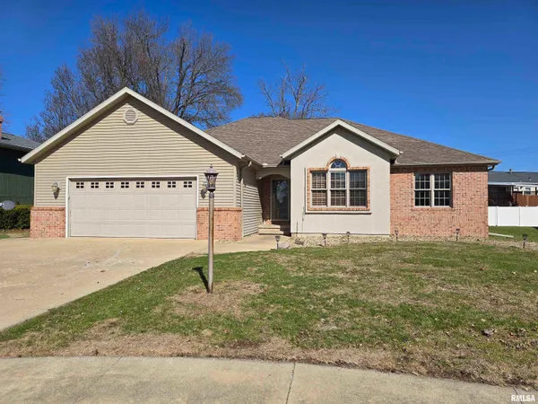$205,000 | 70 Banyan Drive, Canton, IL 61520