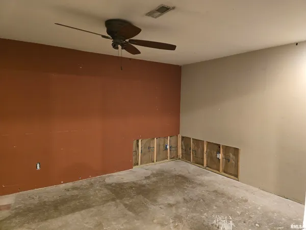 $205,000 | 70 Banyan Drive, Canton, IL 61520