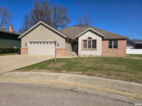 $205,000 | 70 Banyan Drive, Canton, IL 61520