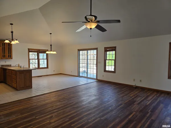 $205,000 | 70 Banyan Drive, Canton, IL 61520
