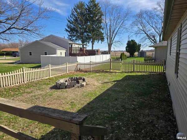 $205,000 | 70 Banyan Drive, Canton, IL 61520