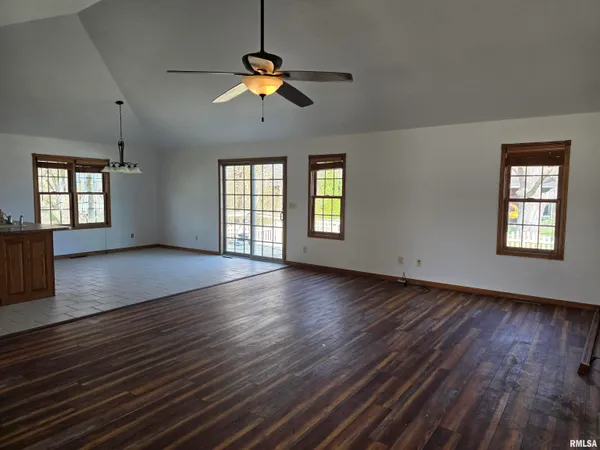 $205,000 | 70 Banyan Drive, Canton, IL 61520