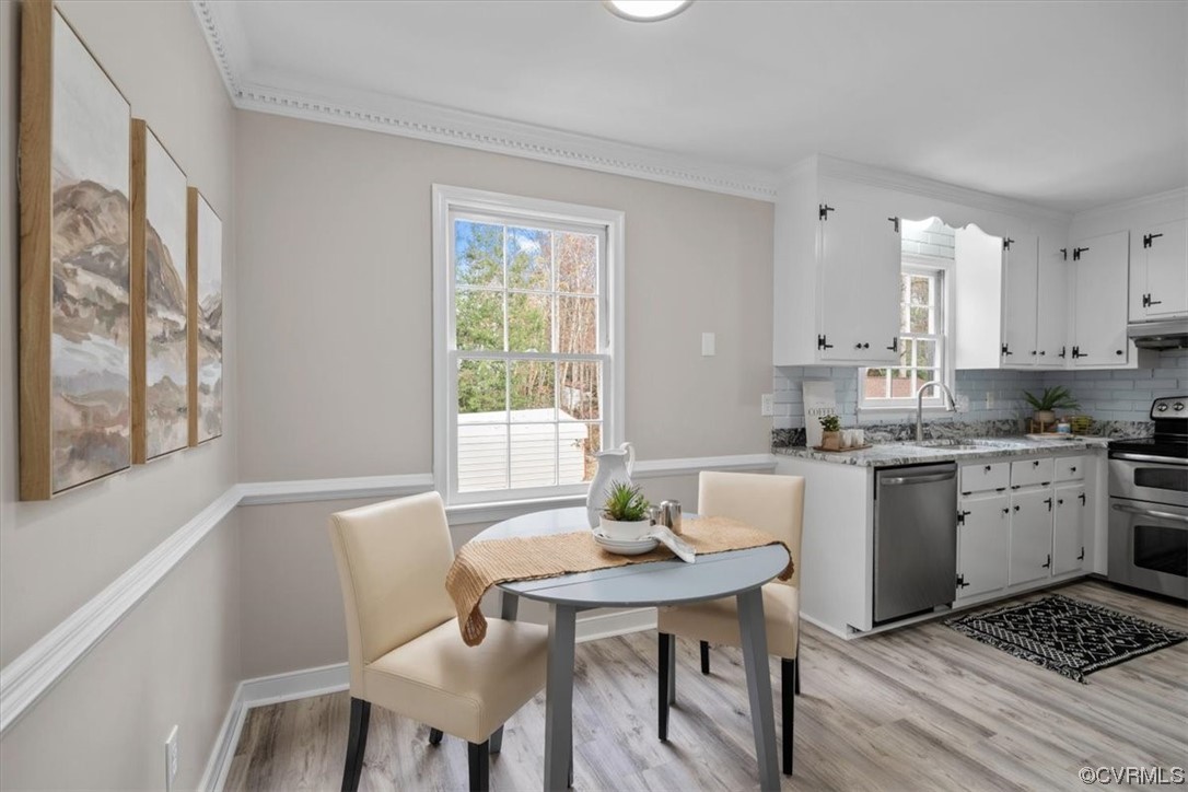4606 Brookridge Road Chesterfield, VA 23832 - Photo 19 of 48 a kitchen with a table chairs and a window