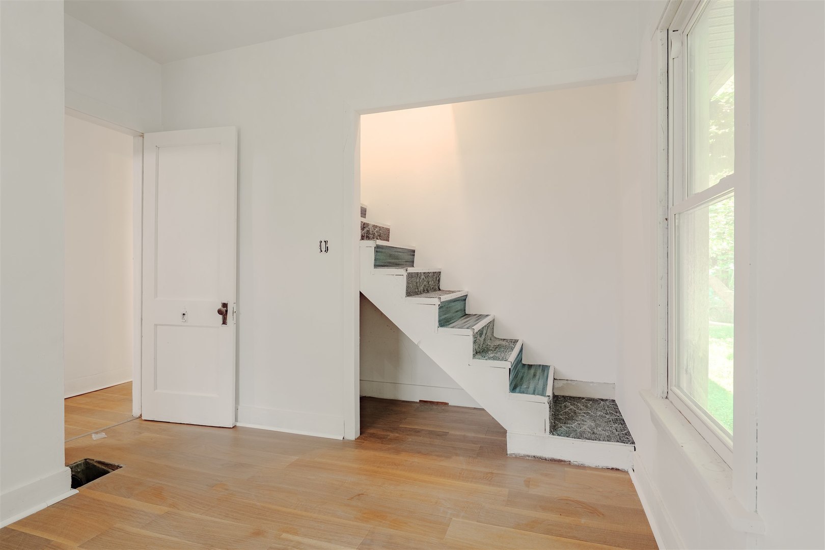 804 North Walnut Street Pontiac, IL 61764 - Photo 18 of 36 a view of an entryway with wooden floor and staircase