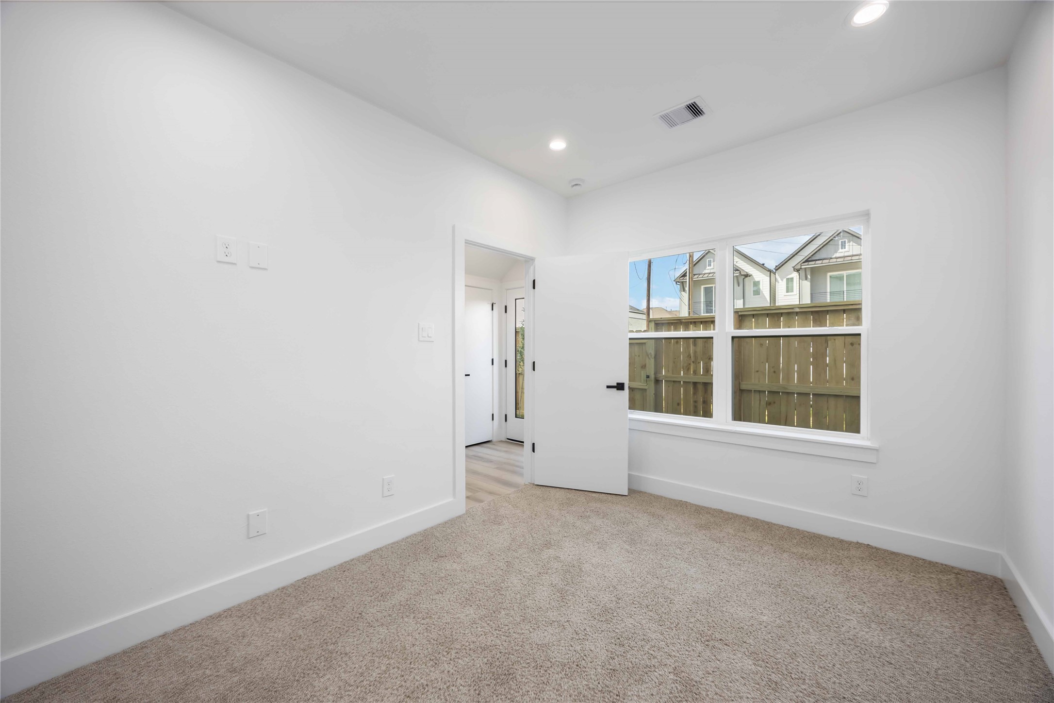6735 Peerless Street, Unit C Houston, TX 77021 - Photo 11 of 27 an empty room with a window