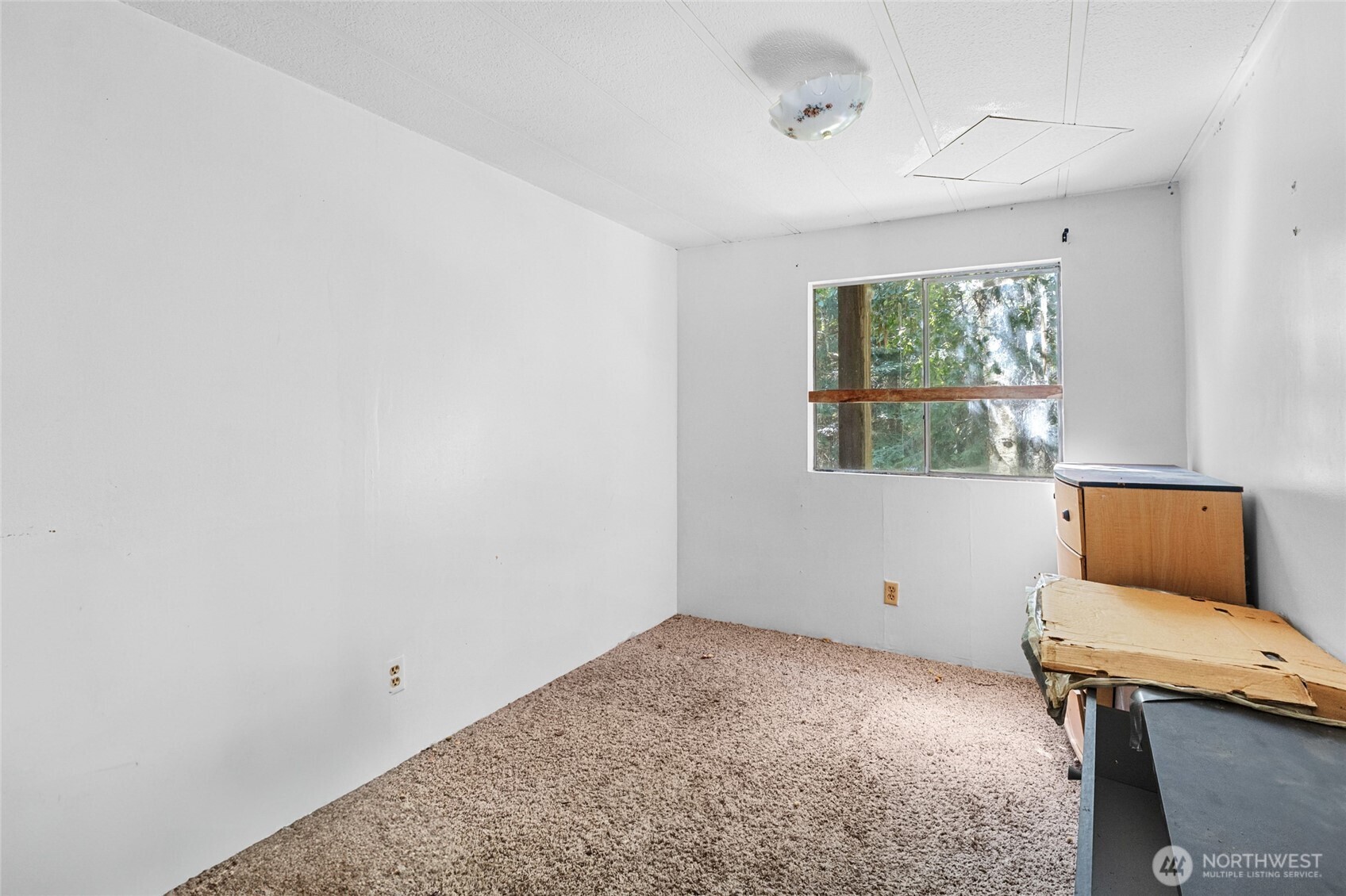 28922 LeClerc Road North Ione, WA 99139 - Photo 20 of 31 a room with a window