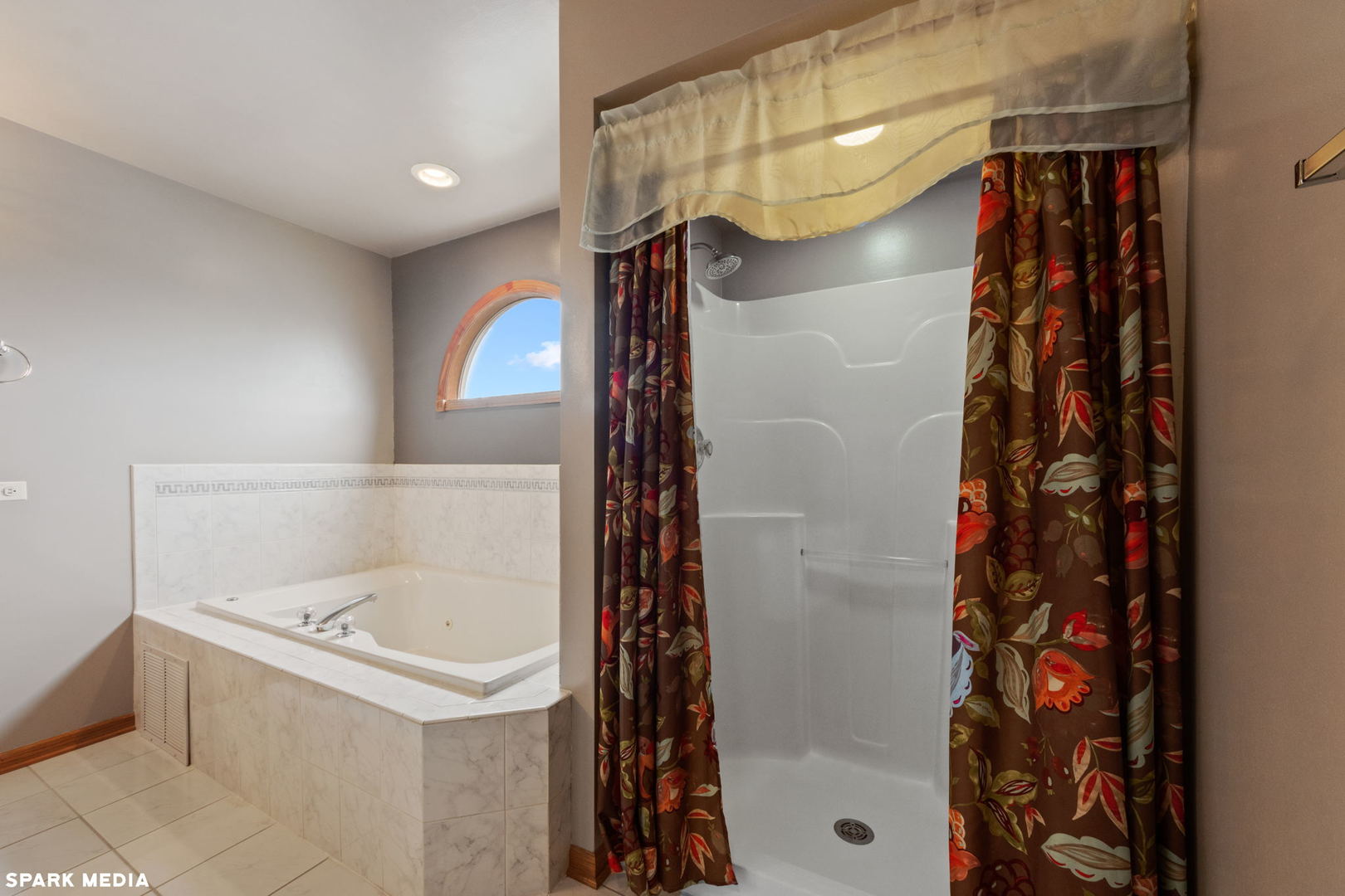 5642 Feather Creek Road Matteson, IL 60443 - Photo 19 of 36 a bathroom with a bathtub and shower