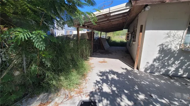 a view of a backyard