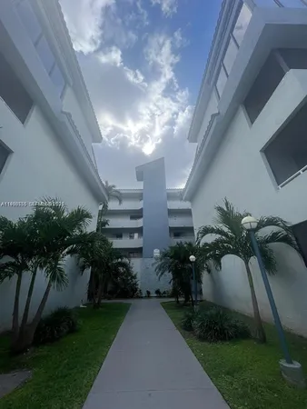 a view of entryway and yard