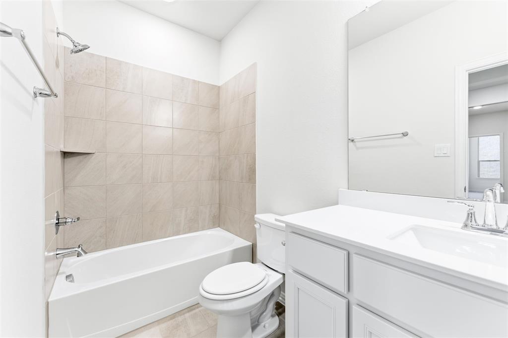 3513 Helena Street Gainesville, TX 76240 - Photo 6 of 25 a bathroom with a sink a toilet and a bathtub