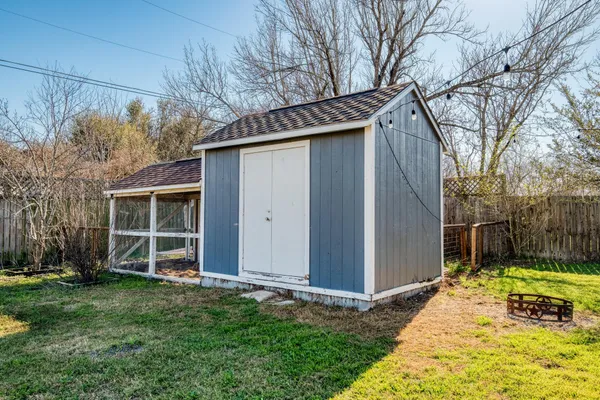 a view of an house with swimming pool