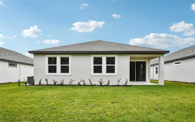 a view of a house with backyard