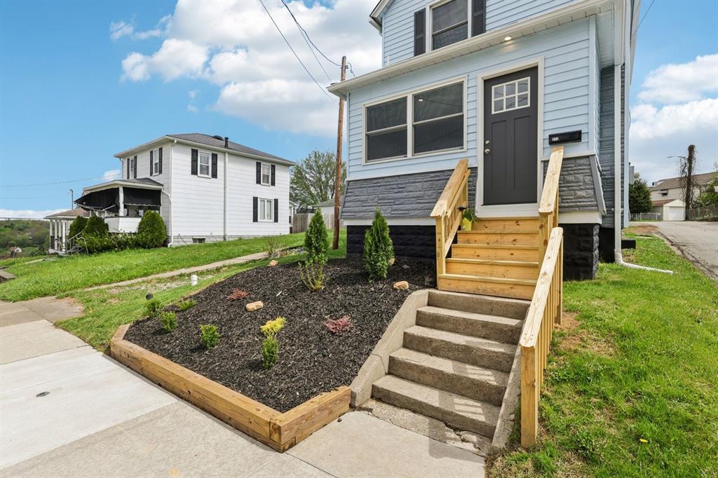 613 Oak Street Vandergrift, PA 15690 - Photo 3 of 50