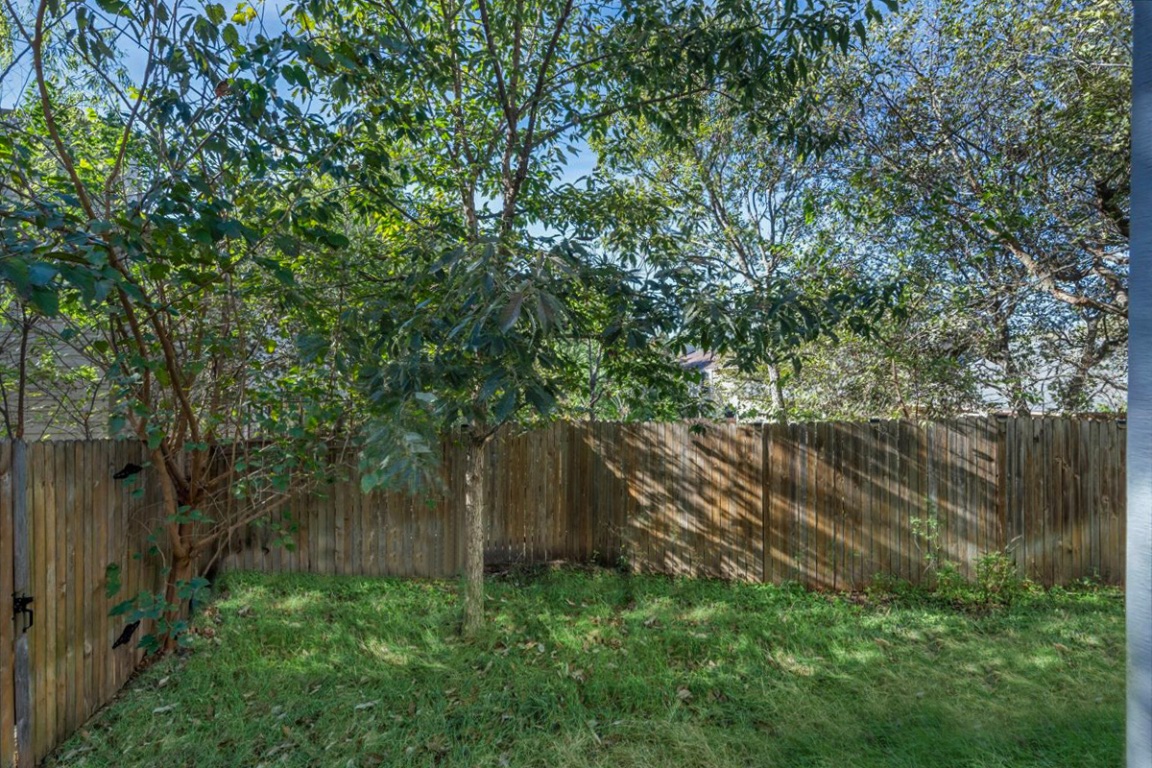 8922 Manchaca Road, Unit 906 Austin, TX 78748 - Photo 23 of 30 a backyard of a house with lots of green space