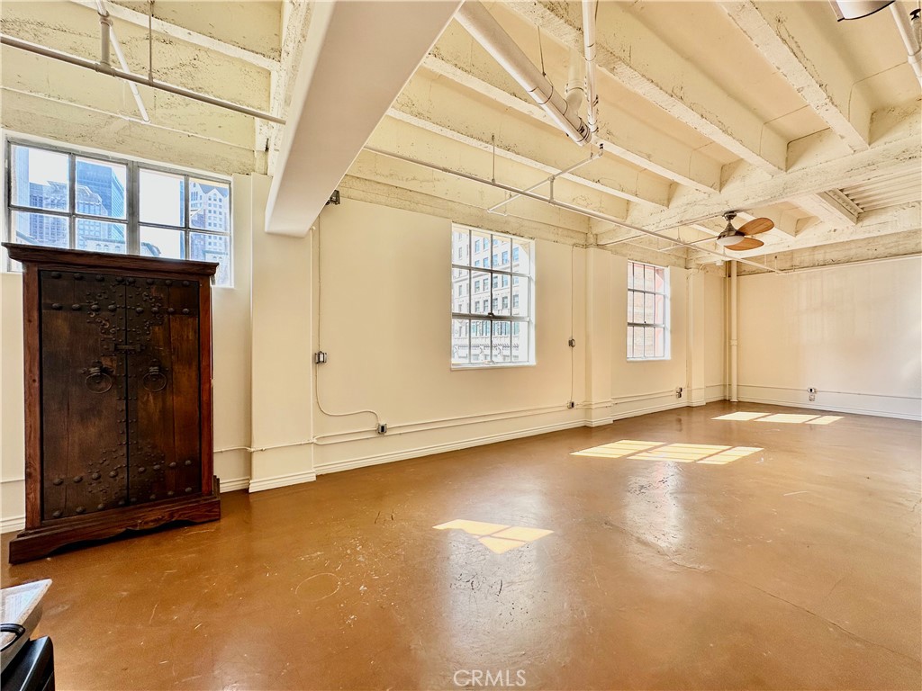 312 West 5th Street, Unit M1 Los Angeles, CA 90013 - Photo 6 of 8 an empty room with windows