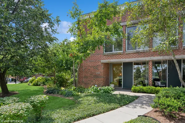 $875,000 | 1010 Arbor Lane, Northfield, IL 60093