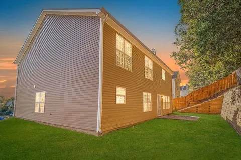 a view of a house with a yard