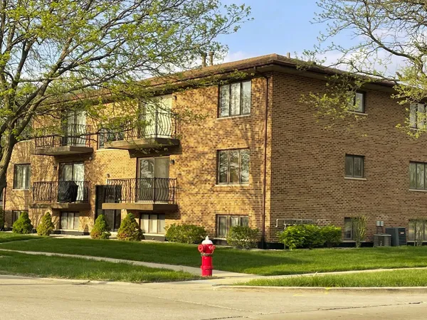 $2,200 | 8659 Meade Avenue, Unit 1N, Burbank, IL 60459