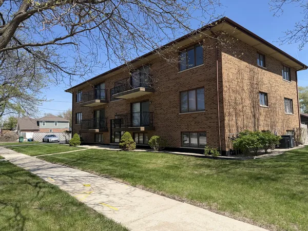 $2,200 | 8659 Meade Avenue, Unit 1N, Burbank, IL 60459