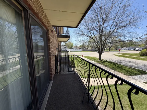 $2,200 | 8659 Meade Avenue, Unit 1N, Burbank, IL 60459