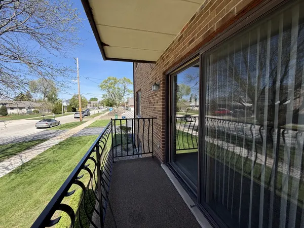 $2,200 | 8659 Meade Avenue, Unit 1N, Burbank, IL 60459