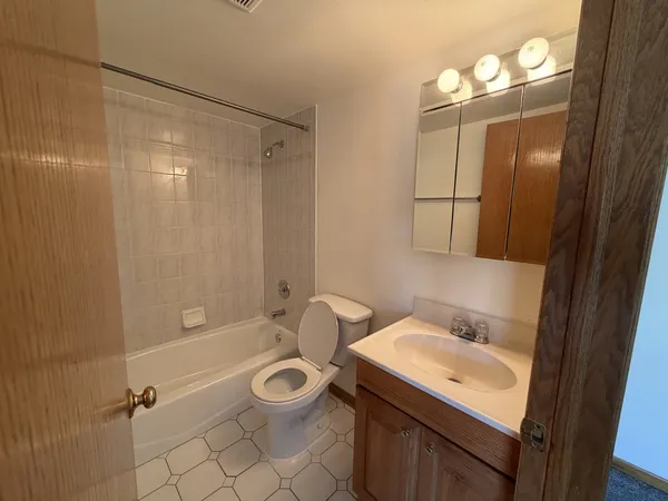 $2,200 | 8659 Meade Avenue, Unit 1N, Burbank, IL 60459