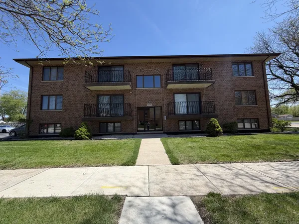 $2,200 | 8659 Meade Avenue, Unit 1N, Burbank, IL 60459