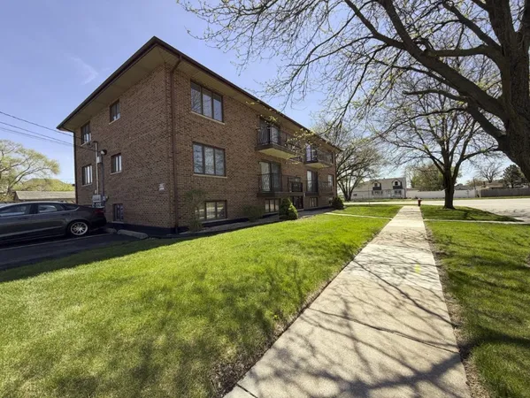 $2,200 | 8659 Meade Avenue, Unit 1N, Burbank, IL 60459