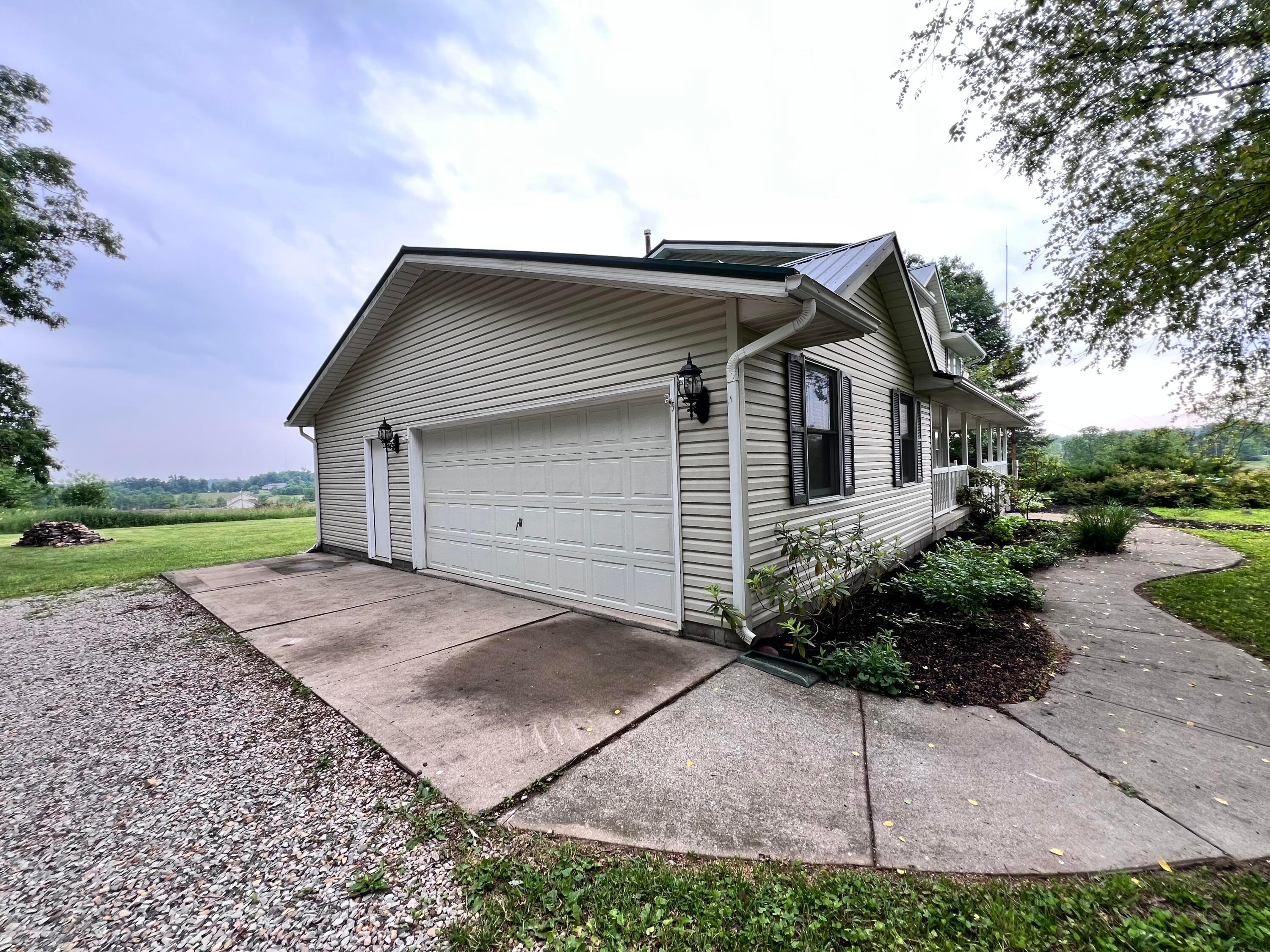 20600 Hellwig Road Utica, OH 43080 - Photo 43 of 60 Side load garage