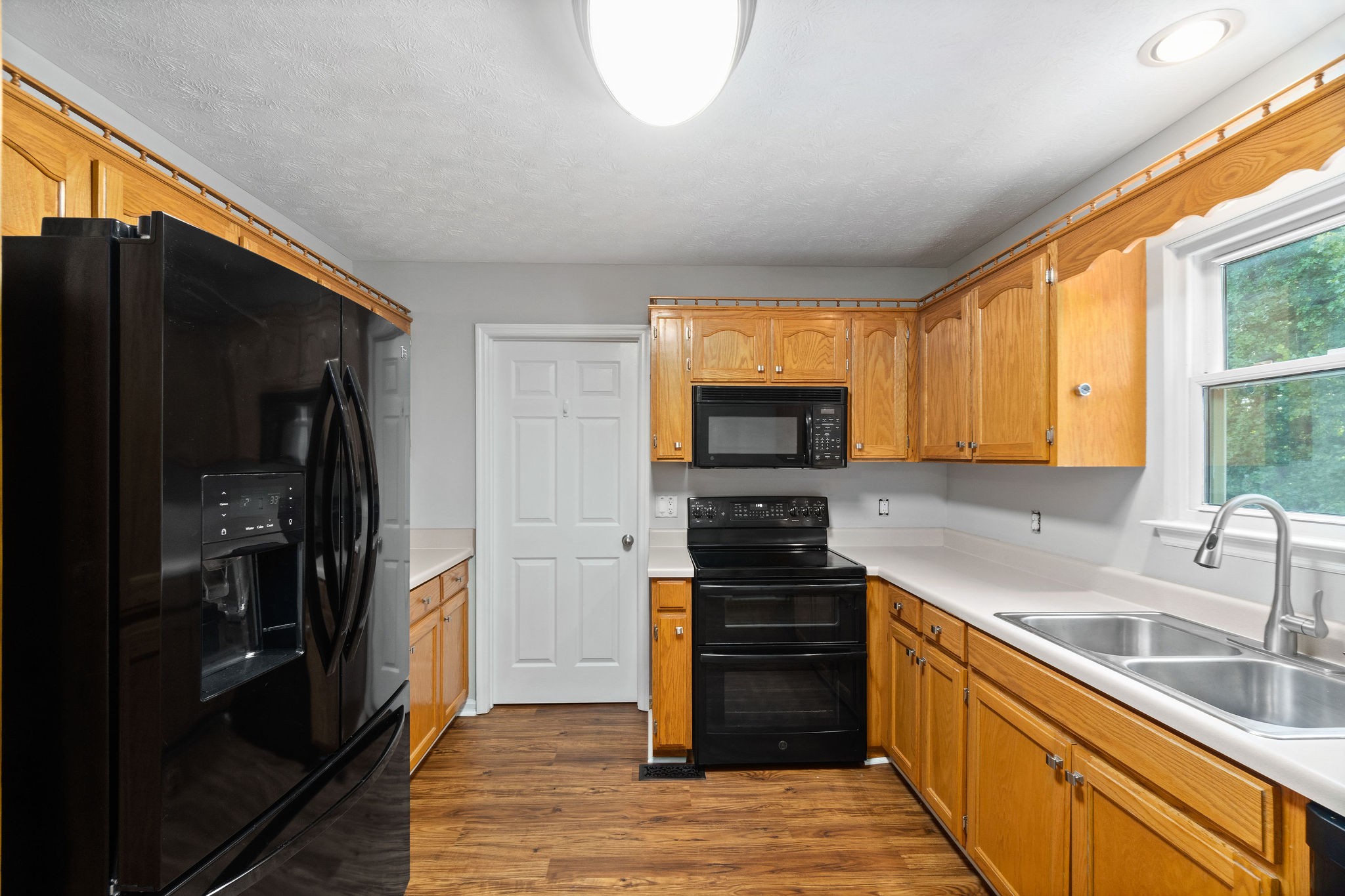 1011 Cherokee Trail Springfield, TN 37172 - Photo 14 of 40 a kitchen with stainless steel appliances granite countertop a refrigerator and a sink