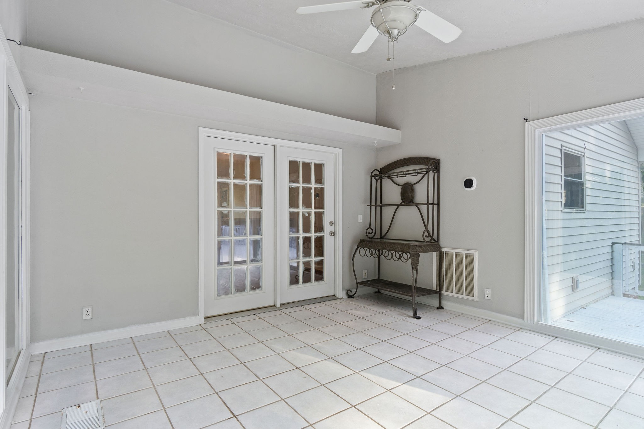 1011 Cherokee Trail Springfield, TN 37172 - Photo 29 of 40 a living room with furniture