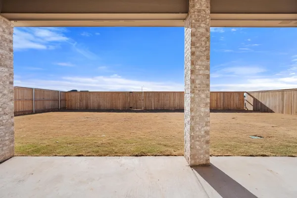 a view of an house with backyard