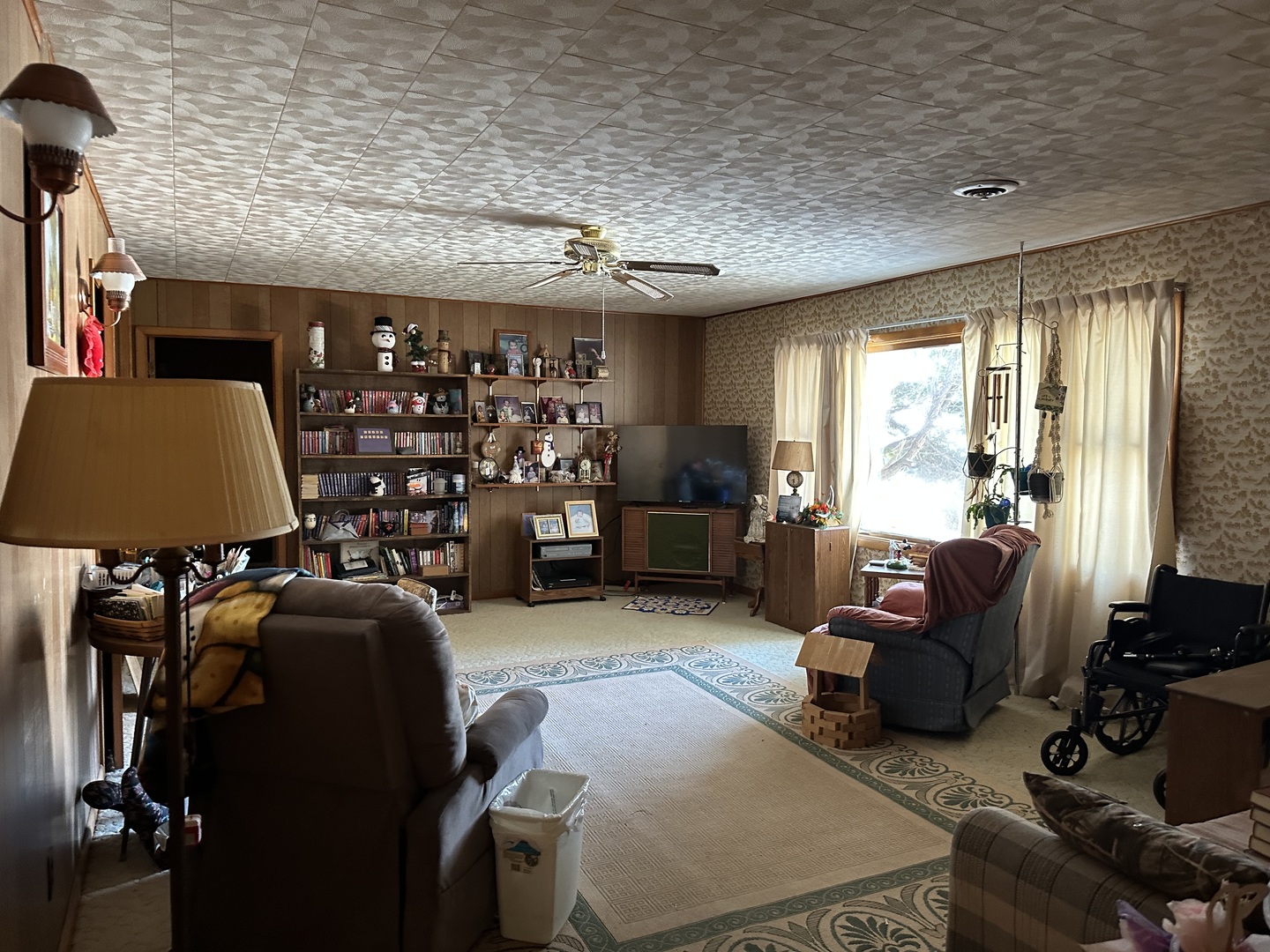 2999 Hartman Road Chadwick, IL 61014 - Photo 2 of 12 a living room with furniture a window and gym equipment