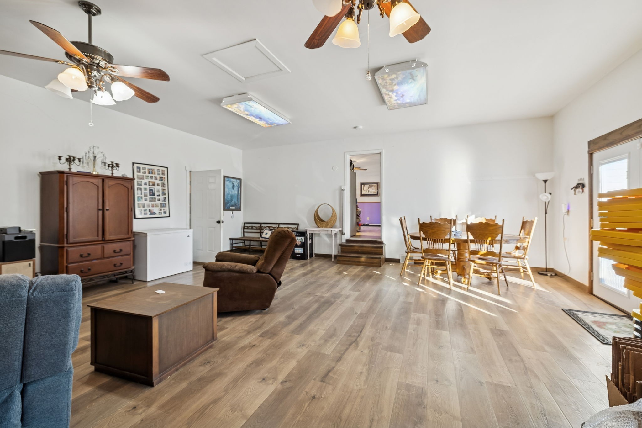 330 Deerfield Road Sparta, TN 38583 - Photo 27 of 34 a living room with furniture and a flat screen tv