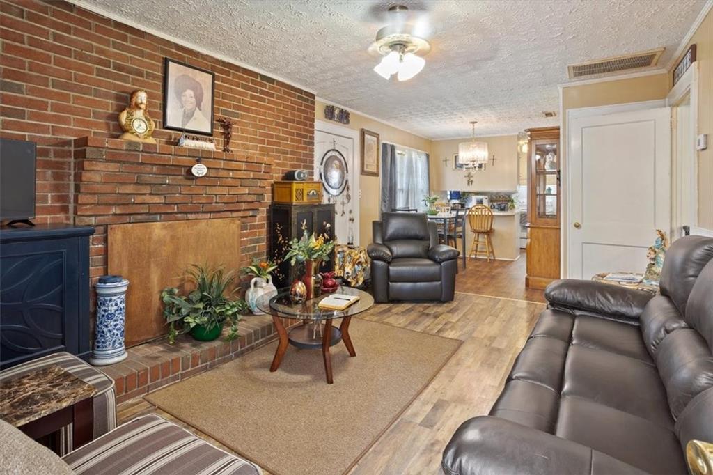 2523 Maple Road Southeast Rome, GA 30161 - Photo 8 of 30 a living room with furniture