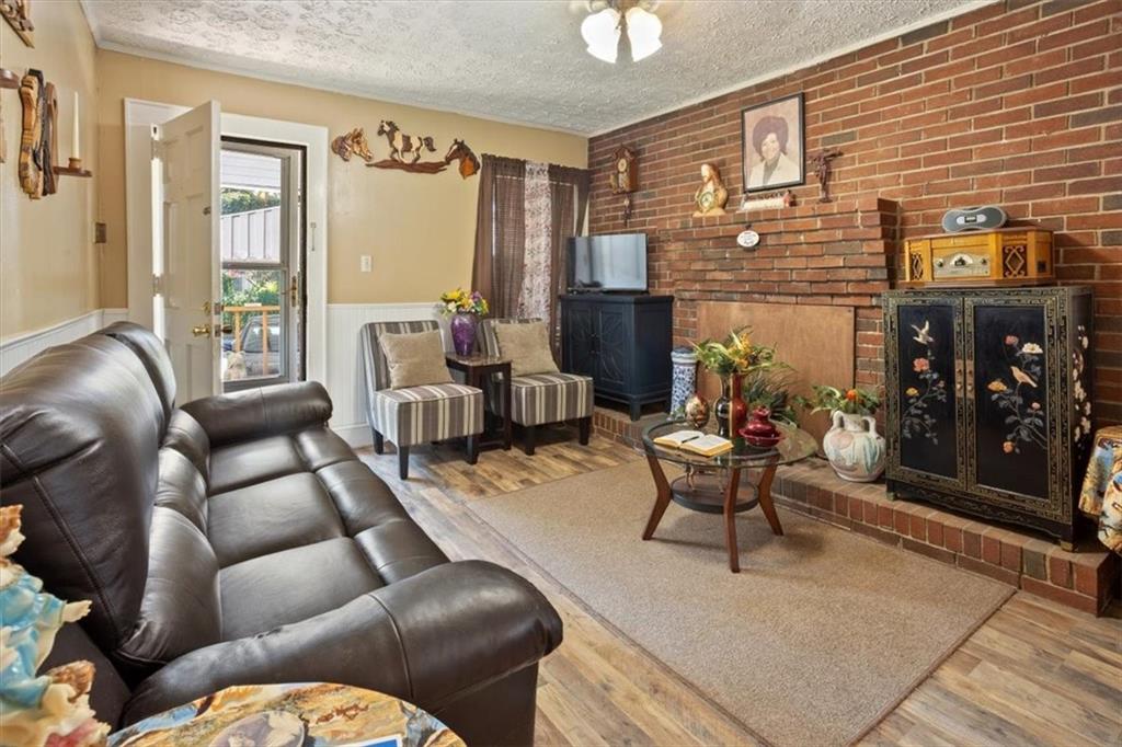 2523 Maple Road Southeast Rome, GA 30161 - Photo 10 of 30 a living room with furniture and a window