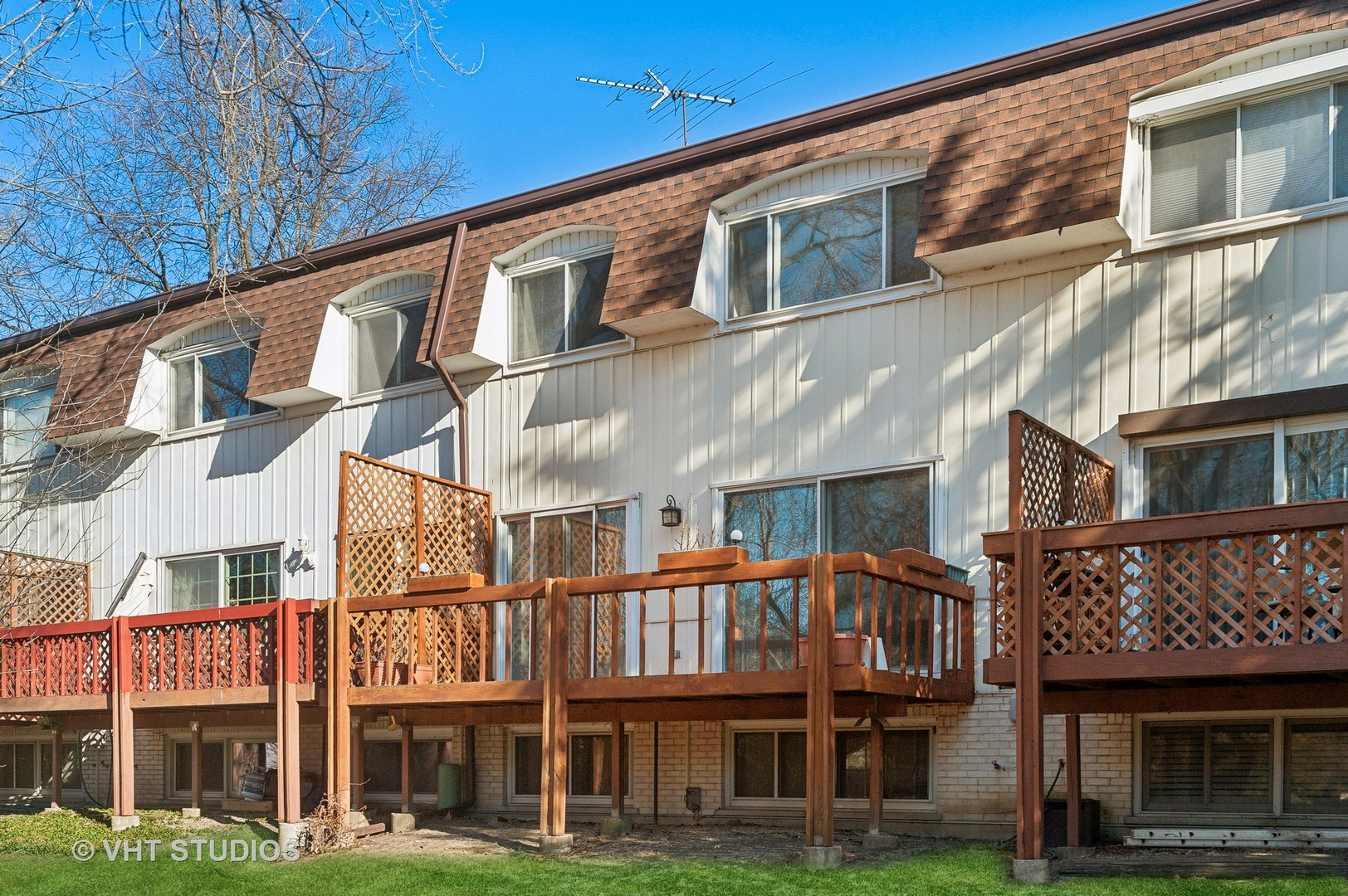 307 Pin Oak Drive Wilmette, IL 60091 - Photo 18 of 18 a front view of a residential apartment building with a yard