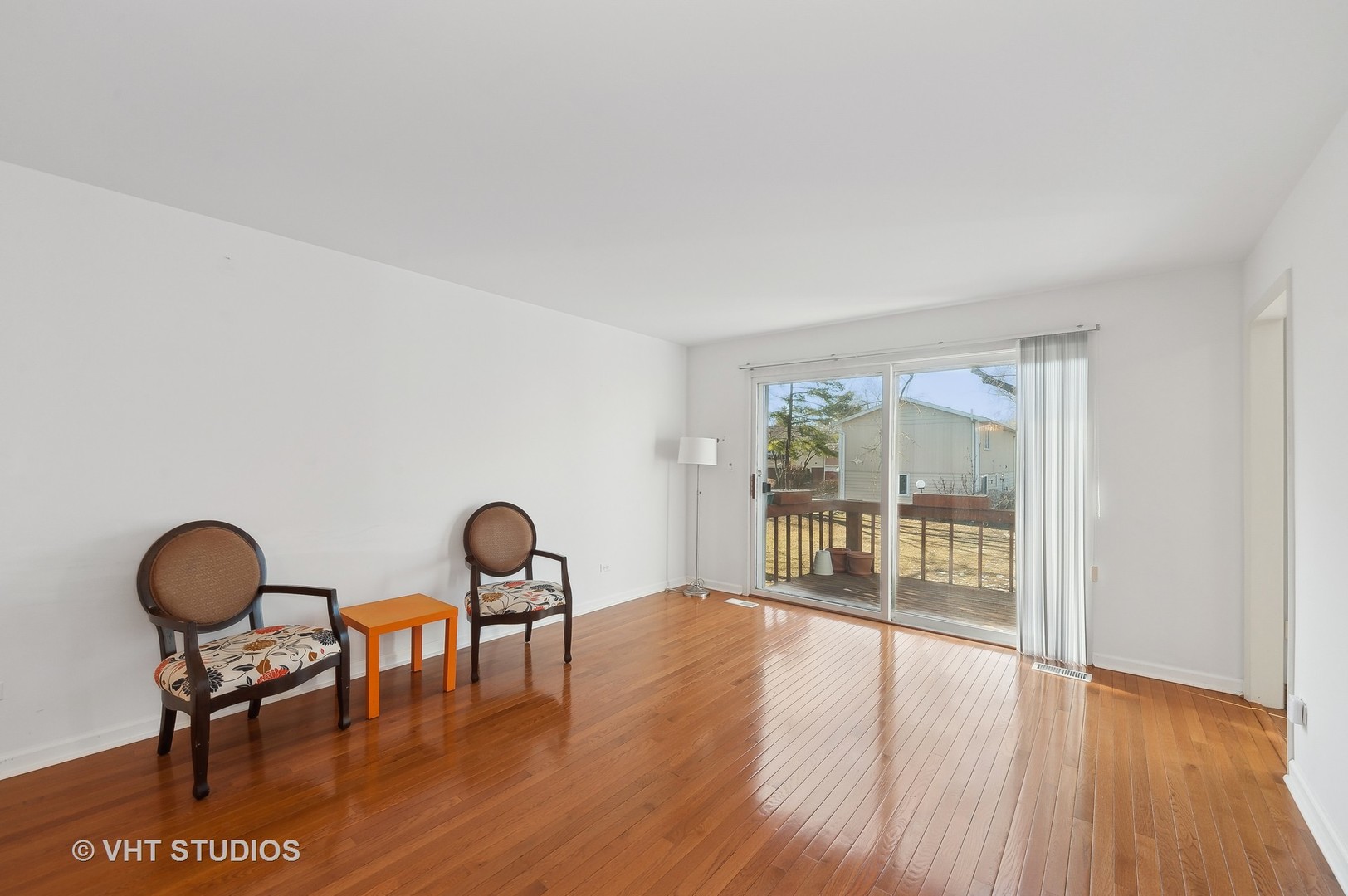 307 Pin Oak Drive Wilmette, IL 60091 - Photo 5 of 18 a view of a livingroom with furniture and wooden floor