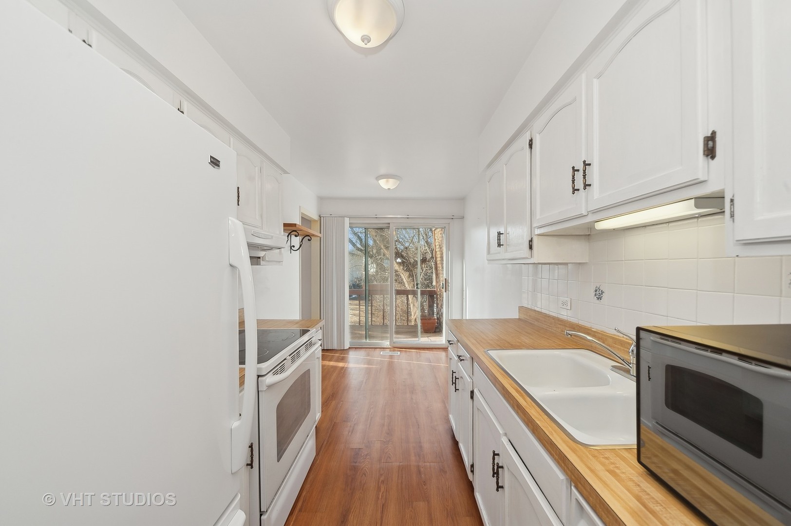 307 Pin Oak Drive Wilmette, IL 60091 - Photo 7 of 18 a kitchen with a sink stove and refrigerator
