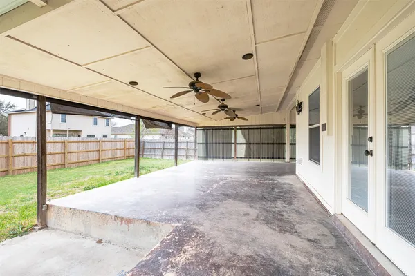 a view of a backyard